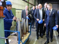 Stretnutie predsedu vlády SR Roberta Fica (vpravo) a ministra obrany SR Martina Glváča (druhý sprava) s vedením spoločnosti ZVS Holding v Snine Stretnutie predsedu vlády SR Roberta Fica (vpravo) a ministra obrany SR Martina Glváča (druhý sprava) s vedením spoločnosti ZVS Holding v Snine