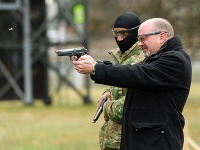 Chargé d'Affaires Veľvyslanectva USA v SR Liam Wasley (vpravo) počas streľby na terč Chargé d'Affaires Veľvyslanectva USA v SR Liam Wasley (vpravo) počas streľby na terč