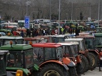 Grécki farmári sporadicky blokujú cesty do Bulharska a diaľnice v Grécku už zhruba tri týždne. Grécki farmári sporadicky blokujú cesty do Bulharska a diaľnice v Grécku už zhruba tri týždne.