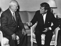 Chruščov na stretnutí s vtedajším americkým prezidentom J. F. Kennedym.