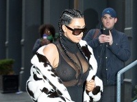 Kim Kardashian sa vybrala do ulíc s presvitajúcimi prsiami. 