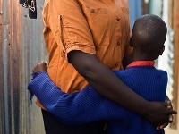 Nyasiongo stojí pred domom v slume v Nairobi. Ju aj jej znásilnenú sestru rodina opustila.