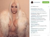 Kim Kardashian k dokonalému výstrihu podprsenku nepotrebuje. 