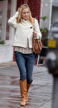 Kate Hudson má  na sebe krémový kabátik od Free People