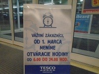 Tesco Lamač v Bratislave takisto upravilo svoje otváracie hodiny.