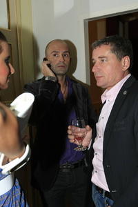 Judínyovej údajným mileom je fotograf Mário Gotti (v strede).