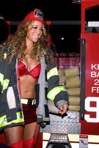 Od takejto hasičky by sa asi každý nechal rád zachrániť.