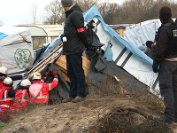 Úrady začali búrať tábor migrantov v Calais