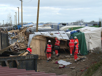 Úrady začali búrať tábor migrantov v Calais