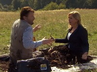 Zuzana Vačková a Peter Sklár boli pri nakrúcaní seriálu Horná Dolná takto zahádzaní hnojom.