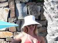 Reese Witherspoon pripomínala v červených plavkách záchranárku zo seriálu Baywatch. 