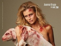 Modelka Joanna Krupa touto odpudivou fotografiou bojuje proti násiliu páchanom na zvieratách.