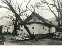 Chalupa na Hačave, ktorú si Hrebenda v roku 1834 sám vybudoval. Fotograf: Emil Pekár, Tisovec. (Literárny archív SNK, sign. SH 31/2, 4)