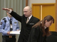 Andres Breivik pred začiatkom súdu zahajloval.