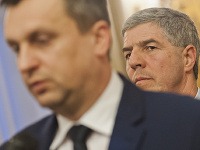Predseda strany Most-Híd Béla Bugár a v popredí Slovenskej národnej strany (SNS) Andrej Danko