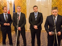Robert Fico s koaličnými partnermi rozdali karty. Robert Fico s koaličnými partnermi rozdali karty.