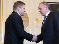 Predseda strany Smer-SD a predseda vlády SR Robert Fico a prezident SR Andrej Kiska počas prijatia v Prezidentskom paláci.