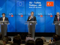 Turecký premiér  Ahmet Davutoglu na tlačovke s Donaldom Tuskom a Jean-Claudom Junckerom