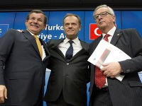 Turecký premiér  Ahmet Davutoglu na tlačovke s Donaldom Tuskom a Jean-Claudom Junckerom