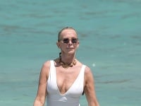 Trudie Styler si aj v 62 rokoch trúfa na plavky s takýmto hlbokým výstrihom. 