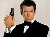 Pierce Brosnan ako legendárny James Bond. 