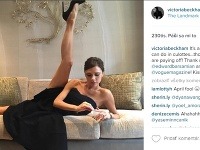 Victoria Beckham s nohami dokorán - to sa často nevidí. 