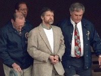 19. apríl 1996 - Teda Kaczynskeho odvádzajú z budovy Federálneho súdu Helena U.S. Marshals po tom, čo federálny sudca zamietol jeho návrh na zrušenie obvinení, ktoré boli proti nemu vznesené.