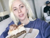 Lady Gaga nemá problém byť bez bielizne, ani bez mejkapu. 