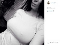 Nikola Komorová vystavila svoje prsia na obdiv. Spod bieleho trička jej trčali bradavky. 