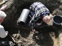 Mŕtvi boli pochovávaní so záhadným nápojom Mŕtvi boli pochovávaní so záhadným nápojom