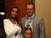 Boris Kollár najprv pózoval s Andreou Heringhovou a dcérou Sárou. 