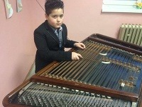 Talentovaný cimbalista Daduško Čikoš si pred pár dňami dokaličil ruku, lekári ho museli ihneď operovať.