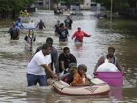 Po rekordných zrážkach postihli mesto Houston záplavy