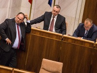 Poslanci NR SR za stranu Sme rodina, zľava: Peter Pčolinský, Milan Krajniak a Boris Kollár.