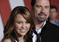 John Travolta a Miley Cyrus.