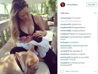 Chrissy Teigen zverejnila na instagrame prvú fotku svojej dcéry. Mnohých však najskôr upútal jej bujný dekolt. 