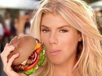 Charlotte Mckinney sa zviditeľnila účinkovaním v reklame na burgery. 