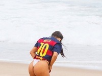 Suzy Cortez sa pretŕčala na pláži len v zarezaných gaťkách a futbalovom drese s Messiho menom. 