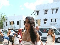 Kim Kardashian sa premávala ulicami s vylievajúcimi sa prsiami. 