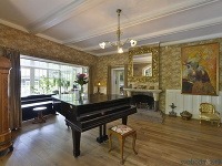 Luxusná vila Karla Svobodu pôsobí zvnútra naozaj honosne. Nachádza sa v nej dokonca aj klavír, na ktorom skladal hity. 