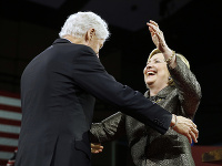 Clintonovej zablahoželal aj jej manžel a exprezident USA Bill Clinton.