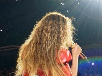 Sexi kostýmy k Beyoncé neodmysliteľne patria. Červený latexový kúsok dokonale odhaľuje jej polky. 