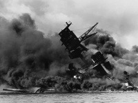 Útok Japonska na Pearl Harbour, na fotografii USS Arizona.