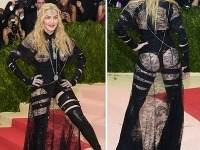 Speváčka Madonna síce tento rok oslávi už 58. narodeniny, no ešte stále má chuť šokovať. V podivnej róbe z dielne Givenchy jej spod čipky presvitali holé prsia aj zadok v tangáčoch.   