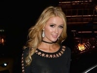 Paris Hilton ukázala bulvárnym fotografom svoje bradavky. 