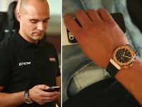 Kapitán slovenskej hokejovej reprezentácie Andrej Sekera nosí na ruke hriešne drahé hodinky.