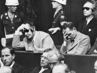 Počas Norimberského procesu si drží hlavu (vravo)