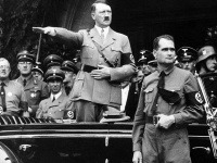 Po boku Hitlera počas vojenskej prehliadky v roku 1938