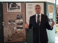 Béla Bugár počas otvorenia výstavy.