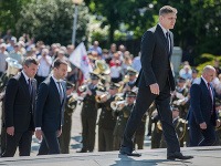 redseda vlády SR Robert Fico (v popredí) počas pietneho aktu kladenia vencov pri príležitosti Dňa víťazstva nad fašizmom na Slavíne.